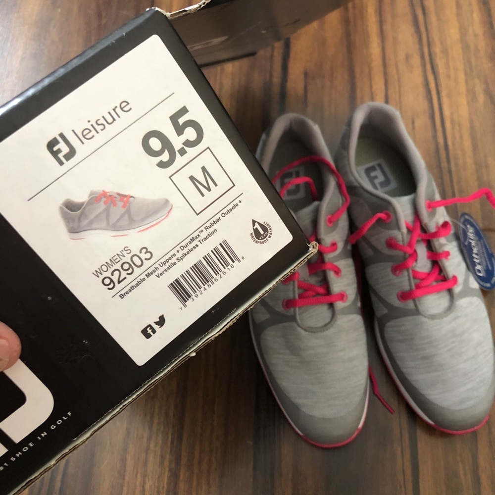 Woman’s size 9.5 golf shoes NWT